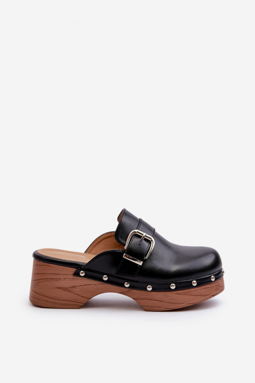 Chinelos com fivelas na cor preta...