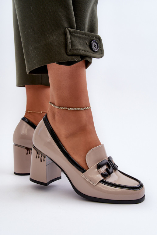 Sapato lacado com salto na cor bege Sapato lacado com salto na cor bege