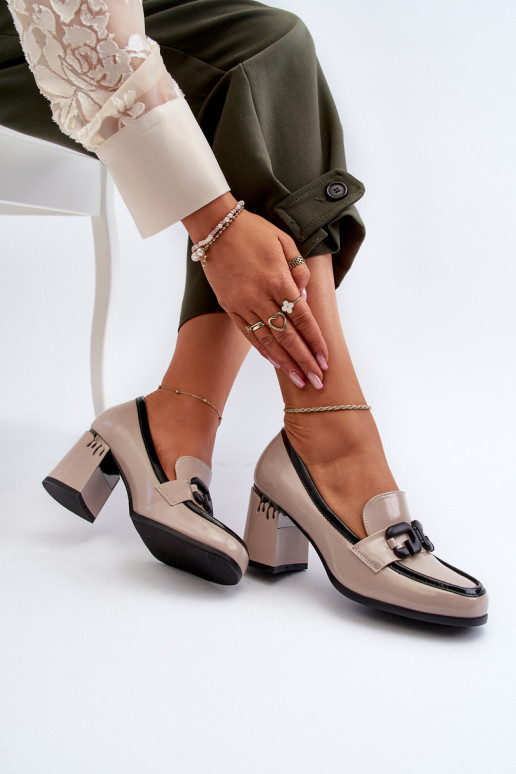 Sapato lacado com salto na cor bege Sapato lacado com salto na cor bege