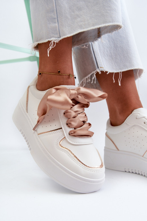 Modelo de tênis com plataforma na cor... Modelo de tênis com plataforma na cor...