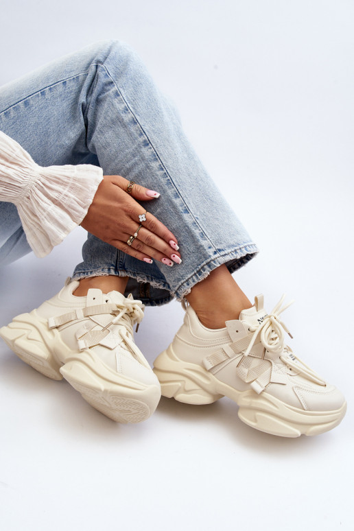 Modelo de tênis com sola maciça da... Modelo de tênis com sola maciça da...