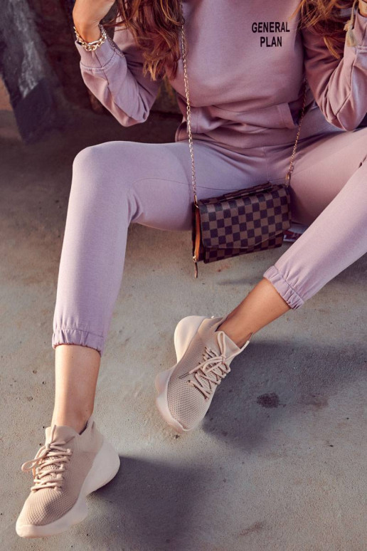 Calçado desportivo do modelo de... Calçado desportivo do modelo de...