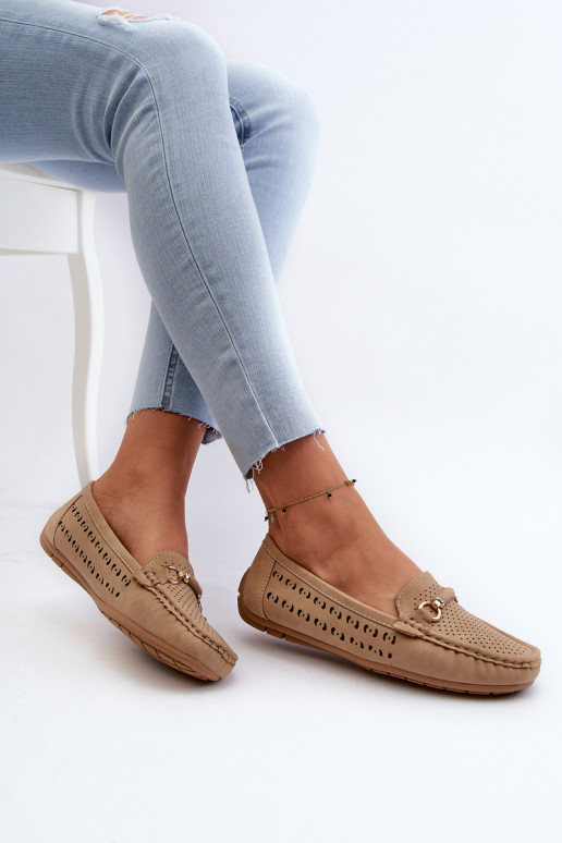 Mocassins femininos com elementos vazados e enfeites em Kaydance marrom