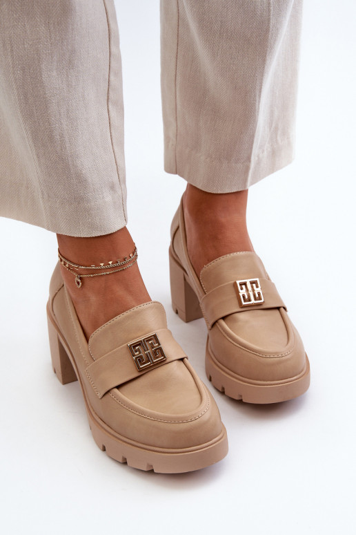 Sapatos de salto largo com enfeites...