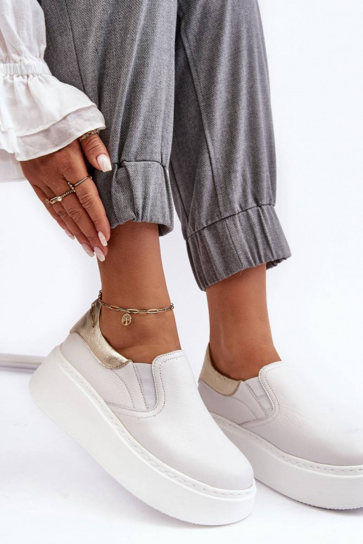 Tênis com plataforma na cor branca... Tênis com plataforma na cor branca...