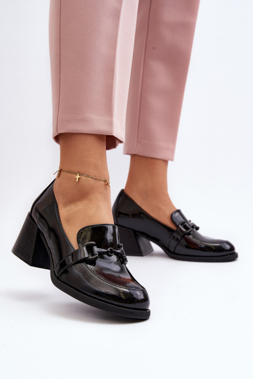 Sapatos lacados com salto na cor... Sapatos lacados com salto na cor...