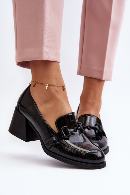 Sapatos lacados com salto na cor... Sapatos lacados com salto na cor...