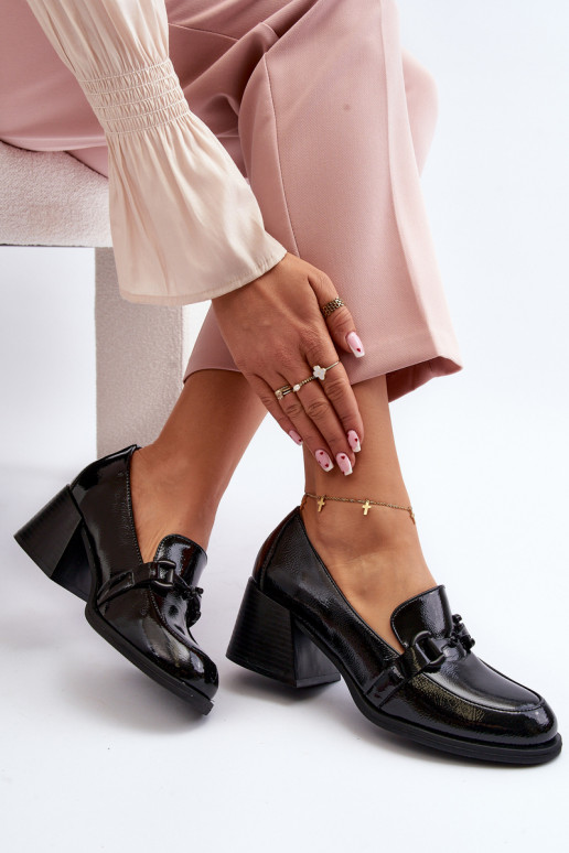 Sapatos lacados com salto na cor... Sapatos lacados com salto na cor...