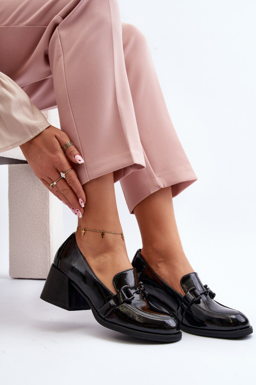 Sapatos lacados com salto na cor... Sapatos lacados com salto na cor...