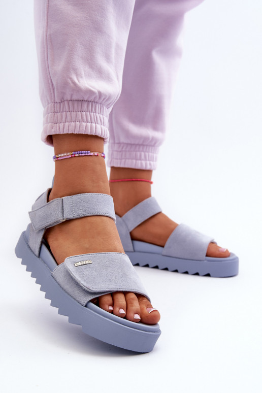 Sandálias de camurça com plataforma... Sandálias de camurça com plataforma...