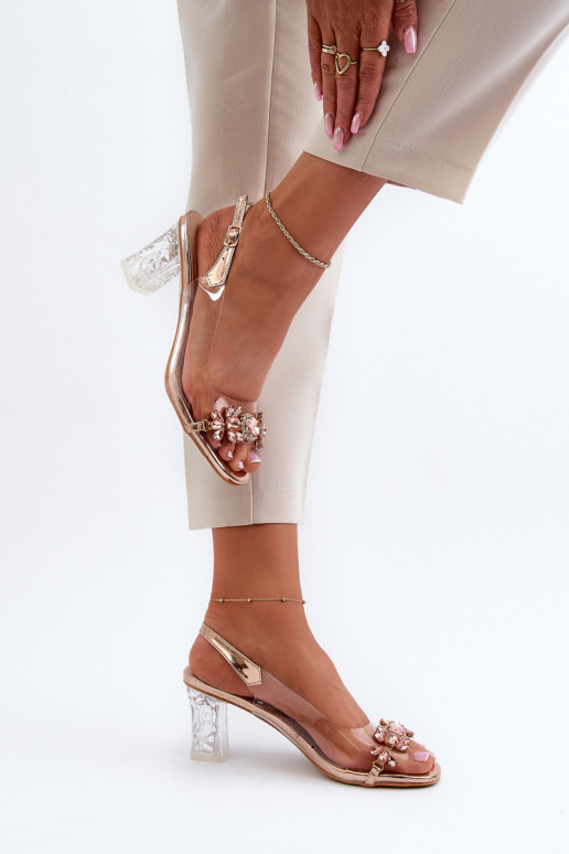 Sandálias de salto elegante com lindos detalhes em ouro rosa D&A