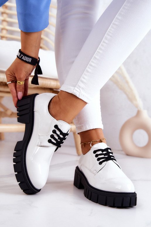 Sapatos da moda com efeito laca La.Fi cor branca Hallie
