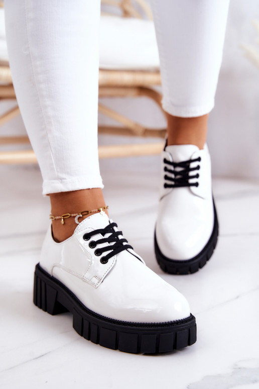 Sapatos da moda com efeito laca La.Fi cor branca Hallie