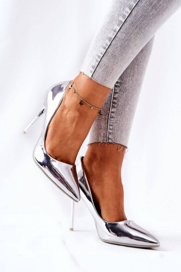 Sapatos de salto alto estilo elegante com efeito espelho na cor prata da Adrinnah