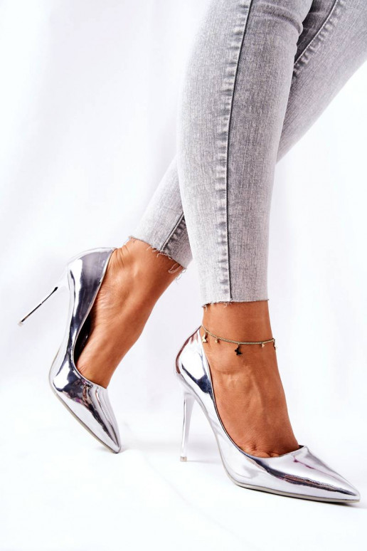 Sapatos de salto alto estilo elegante com efeito espelho na cor prata da Adrinnah