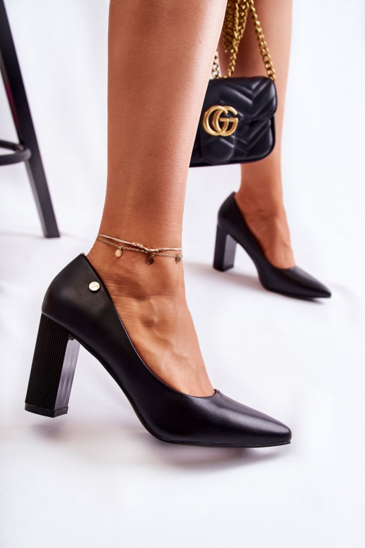 Sapatos de salto com bico fino na cor preta Larea