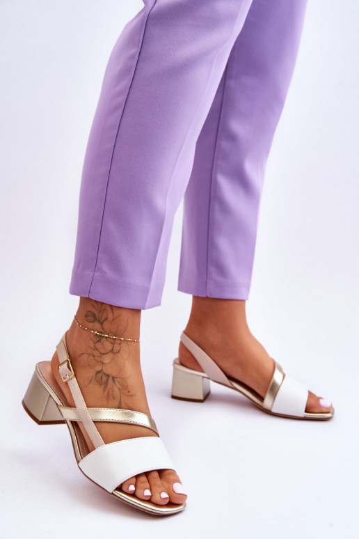 Elegantes sandálias de salto alto em... Elegantes sandálias de salto alto em...