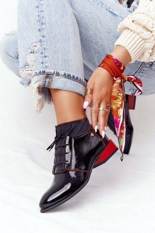 Botas pretas e vermelhas Botas pretas e vermelhas