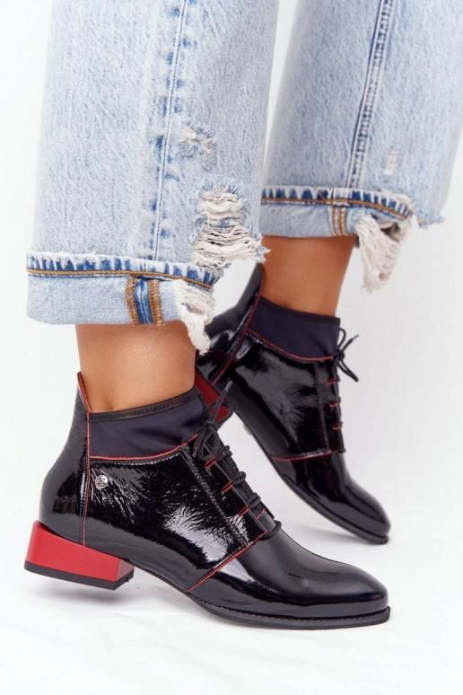 Botas pretas e vermelhas Botas pretas e vermelhas