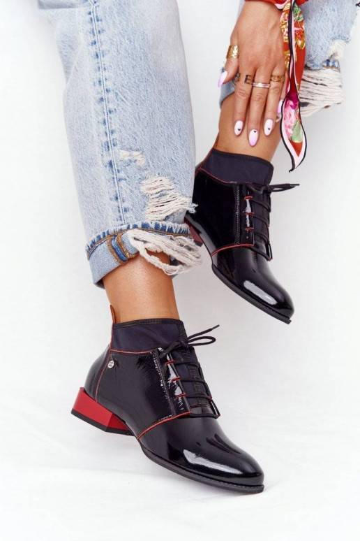 Botas pretas e vermelhas Botas pretas e vermelhas