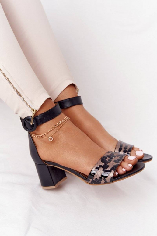 Sandálias elegantes de salto alto... Sandálias elegantes de salto alto...
