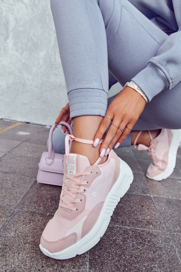 Modelo de tênis da moda...