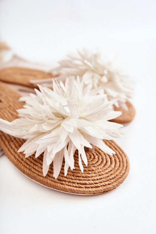 Chinelos leves na cor branca da Eviana Chinelos leves na cor branca da Eviana