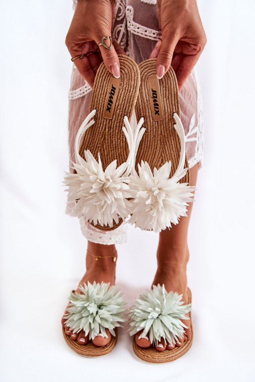 Chinelos leves na cor branca da Eviana Chinelos leves na cor branca da Eviana