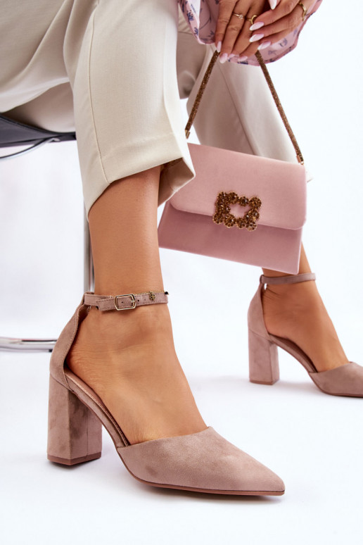 Sapatos de camurça de salto alto bege...