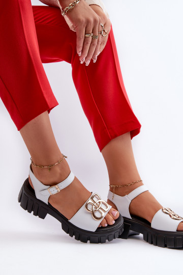 Sandálias femininas cor branca com detalhes dourados Vinceza 2