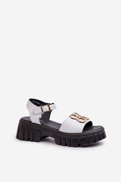 Sandálias femininas cor branca com detalhes dourados Vinceza