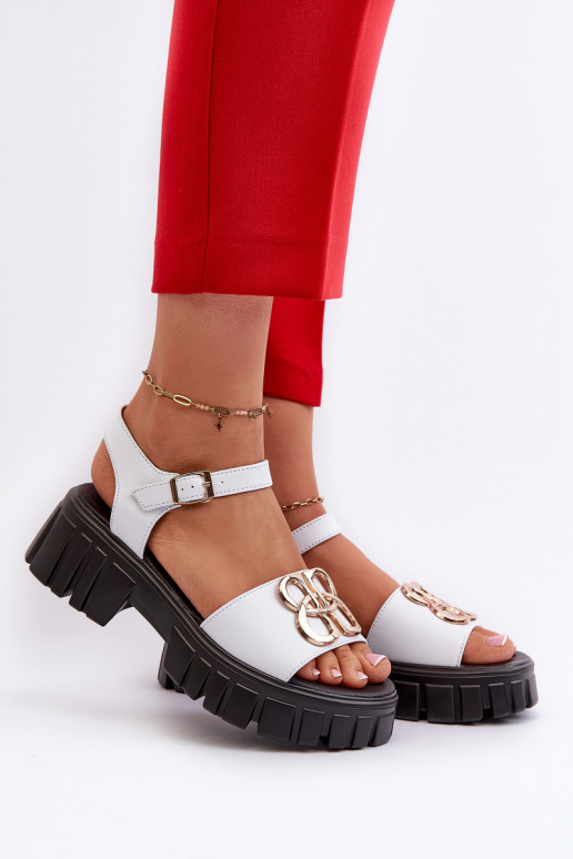 Sandálias femininas cor branca com detalhes dourados Vinceza