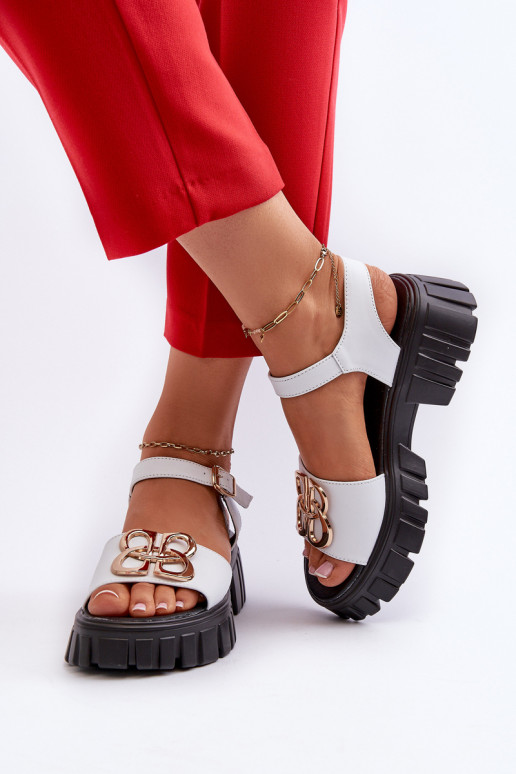 Sandálias femininas cor branca com detalhes dourados Vinceza