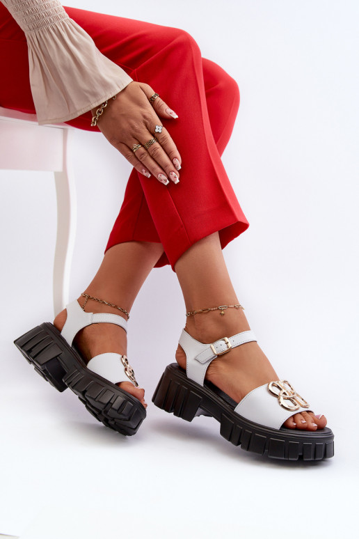Sandálias femininas cor branca com detalhes dourados Vinceza