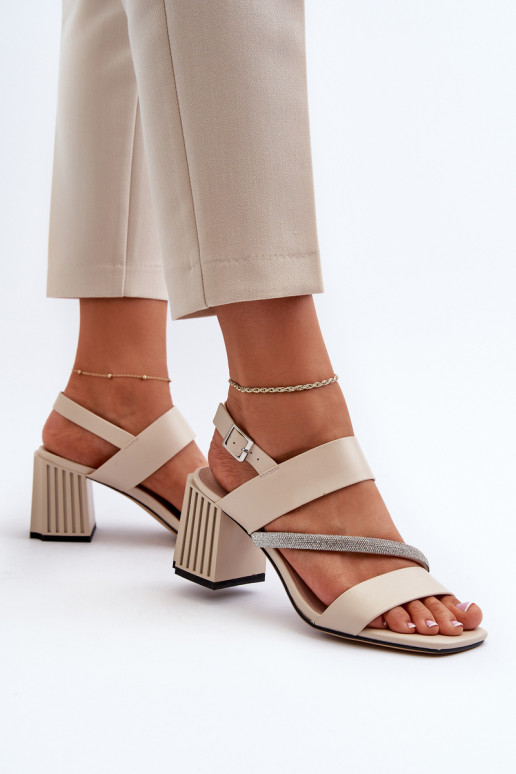 Sandálias elegantes com salto na cor... Sandálias elegantes com salto na cor...