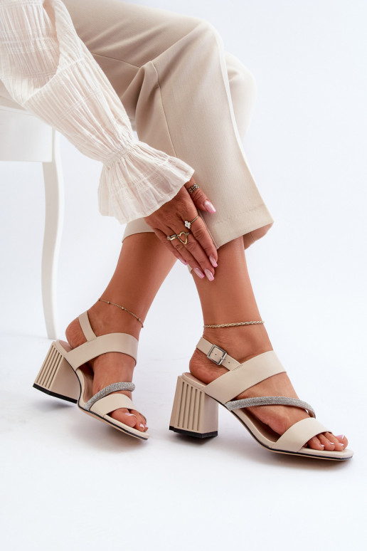 Sandálias elegantes com salto na cor... Sandálias elegantes com salto na cor...