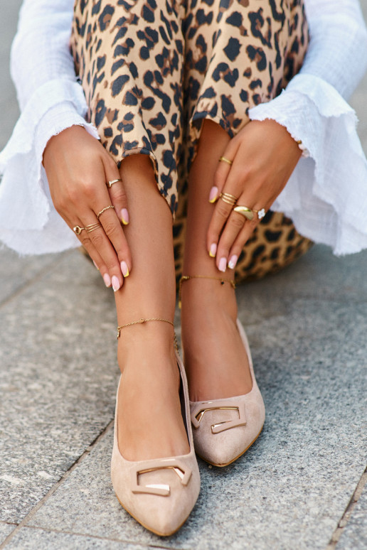 Sapatos de salto baixo com ornamentos... Sapatos de salto baixo com ornamentos...