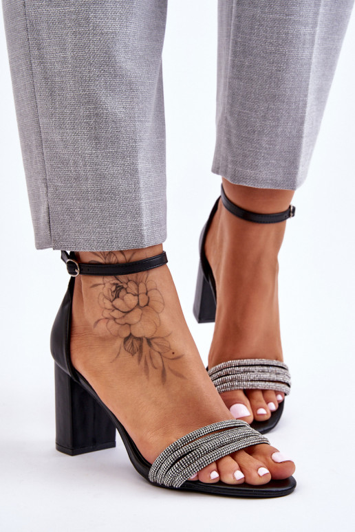 Sandálias estilo elegante com ilhós...