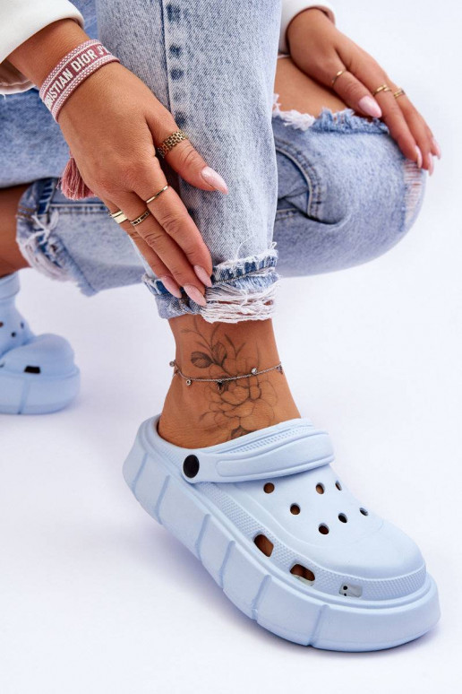 Chinelos de plataforma elevada Crocs... Chinelos de plataforma elevada Crocs...