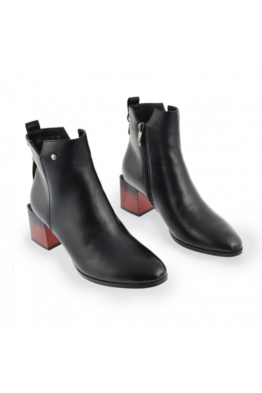 Botas com salto grosso, cor preta...