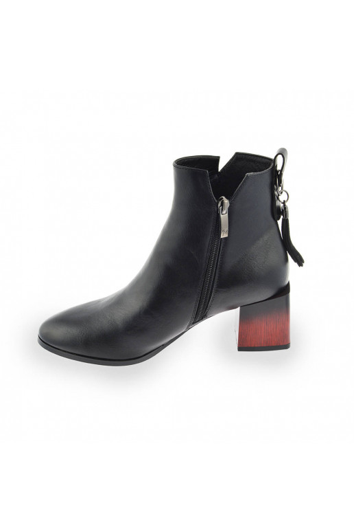 Botas com salto grosso, cor preta...