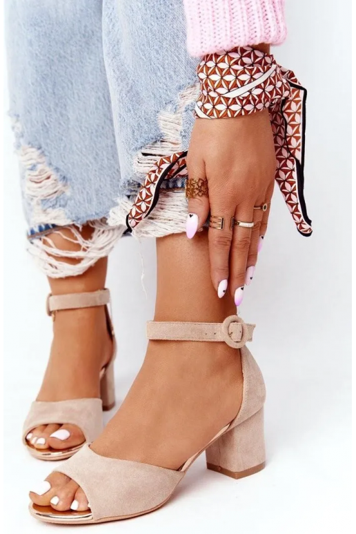 Sandálias femininas com salto bege... Sandálias femininas com salto bege...