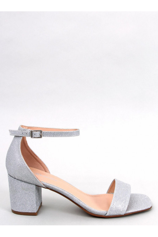 Sapatos brilhantes na cor cinza