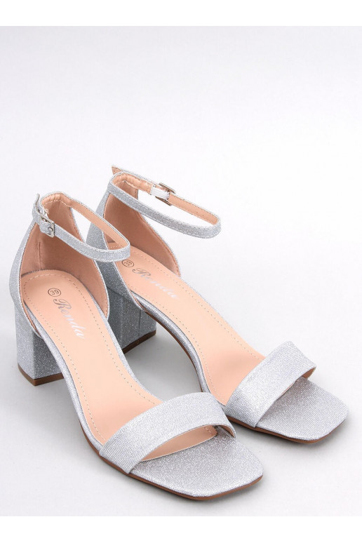 Sapatos brilhantes na cor cinza