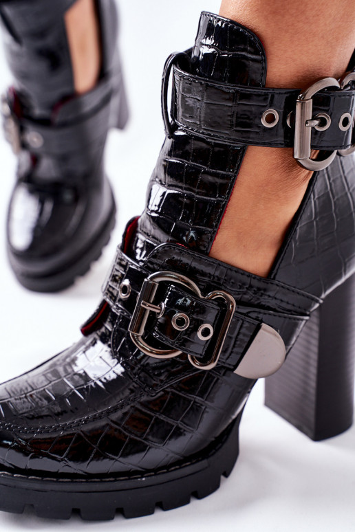 Sapatos pretos com plataforma e salto largo