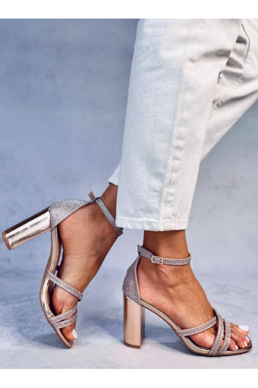 Sandálias elegantes de salto alto... Sandálias elegantes de salto alto...