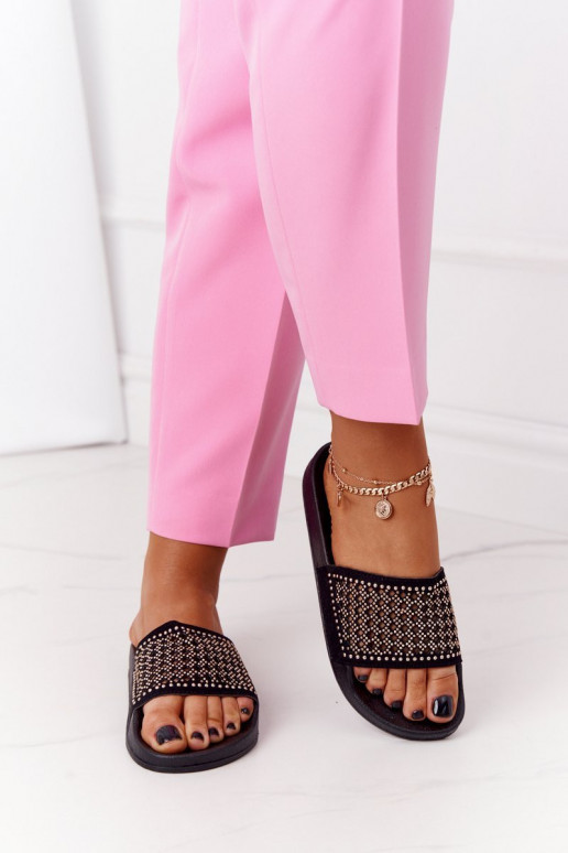 Os chinelos são pretos Os chinelos são pretos