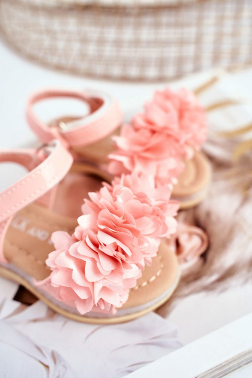 Sandálias infantis com flores na cor... Sandálias infantis com flores na cor...