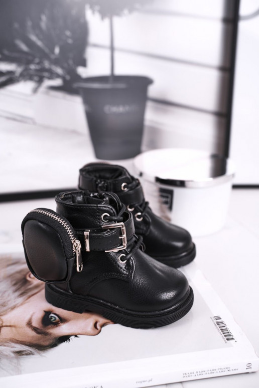 Calçados infantis quentes na cor preta Calçados infantis quentes na cor preta