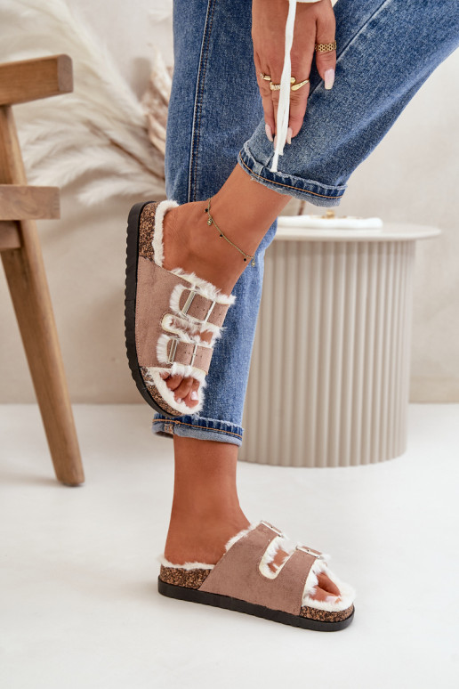 Feminino Chinelos Chinelos com fivelas e um casaco de pele bege Ezilena Feminino Chinelos Chinelos com fivelas e um casaco de pele bege Ezilena